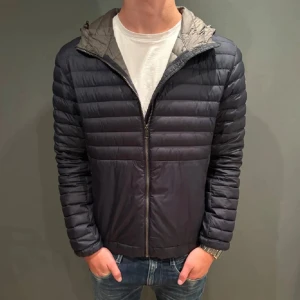 Colmar jacka  - Snygg marinblå jacka från Colmar i strl S. Den har två defekter, ena på ryggen och andra ungefär vid handleden, annars är den i fint skick. Hör av er vid funderingar🤙