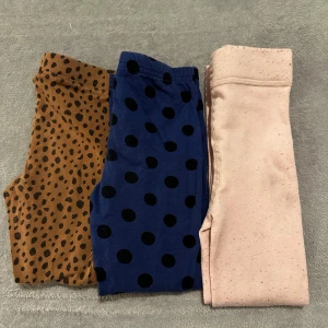 Leggings storlek 104-110 -  ⚪️Barn som använt så skavanker finns alltid⚪️ blandat skick därav priset