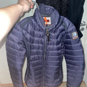 Mörkblå dunjacka Parajumpers XS - Snygg mörkblå dunjacka från Parajumpers i super lightweight-modell. Jackan har quiltad design, lång ärm och dragkedja framtill. Märkespatch på ärmen och coola detaljer vid armarna. (: