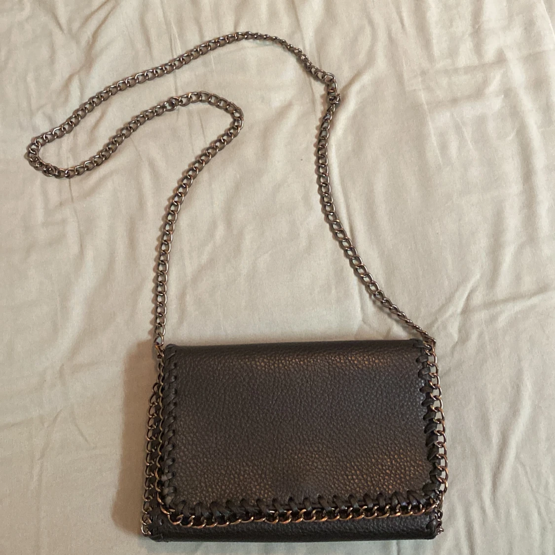 Svart axelväska med kedjedetaljer