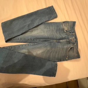 Ljusblå jeans från Zara, storlek S - Säljer ett par ljusblå jeans från Zara i storlek S. Klassisk femficksmodell med dragkedja och knapp framtill. Jeansen har raka ben och normal passform, tillverkade i mjukt denimtyg som är skönt att bära hela dagen.
