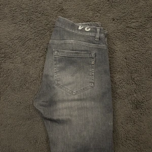 Dondup George  - Säljer dessa sjukt snygga dondup George jeansen som är i ett jätte fint skick och storlek 34. Nypris ca 3500 mitt pris 799. Hör av dig vid minsta lilla fundering!