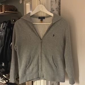 Polo Ralph lauren hoddie med dragkedja - Perfekt på vinter/ höstdagar eller sommar kvällar. 
