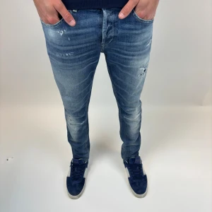 Dondup Jeans George  - Dondup Jeans George! Trendigaste jeansen på marknaden.  Skick= 9,5/10 Ny pris= 4000 kr Säljs för= 1099 kr (Modellen har original slitningar från fabrik vilket är väldigt eftertraktat och populärt)