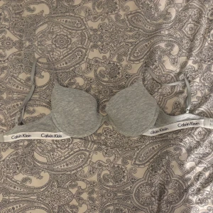 Calvin Klein bh - Bh från Calvin Klein i storlek 70C, den har gått sönder lite [se bild] men stör inte funktionen🌟