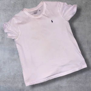 t-shirt från Polo Ralph Lauren - Snygg  t-shirt från Polo Ralph Lauren med klassisk passform och liten broderad logga på bröstet. Tillverkad i mjuk bomull och har korta ärmar. Perfekt basic-plagg med stilren look.