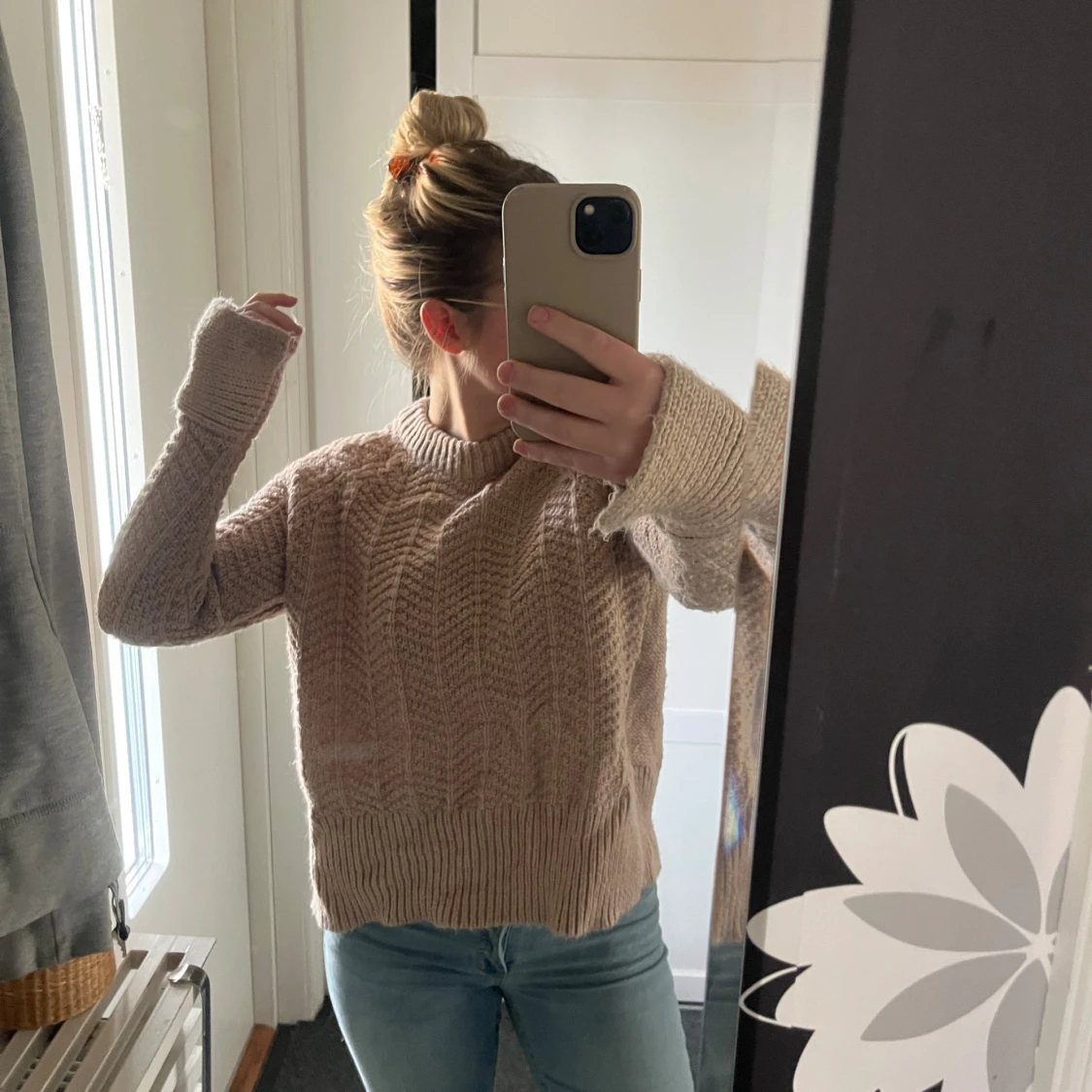 Beige stickad tröja med mönster