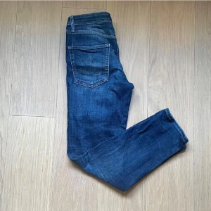 J&J jeans  - Säljer ett par feta jeans från Jack and Jones. Storlek W28L29. Otroligt snygg wash och passar till mycket 