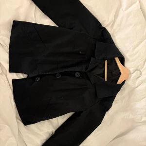 Kavaj/Jacka - Superfin med trekvartsärm! Står storlek 42 men brukar själv ha 34/36 och den passar mig bra!