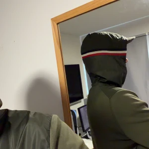 Moncler cardigan - Moncler cardigan X windbraker. Extremt sällsynt model, Nypris idag: 13500kr storlek är Junior xl så sitter som M/L i herr. Vill du ha fler bilder och se lapparna är det bara att skicka ett meddelande 