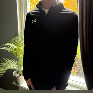 Halfzip från Under Armour - Skön och bekväm Tröja från Under Armour. Tröjan är i storlek S och är i mycket Fint Skick. Tröjan funkar båda till ett svettigt träningspass men även till en Chill men Bekväm Look!🔥