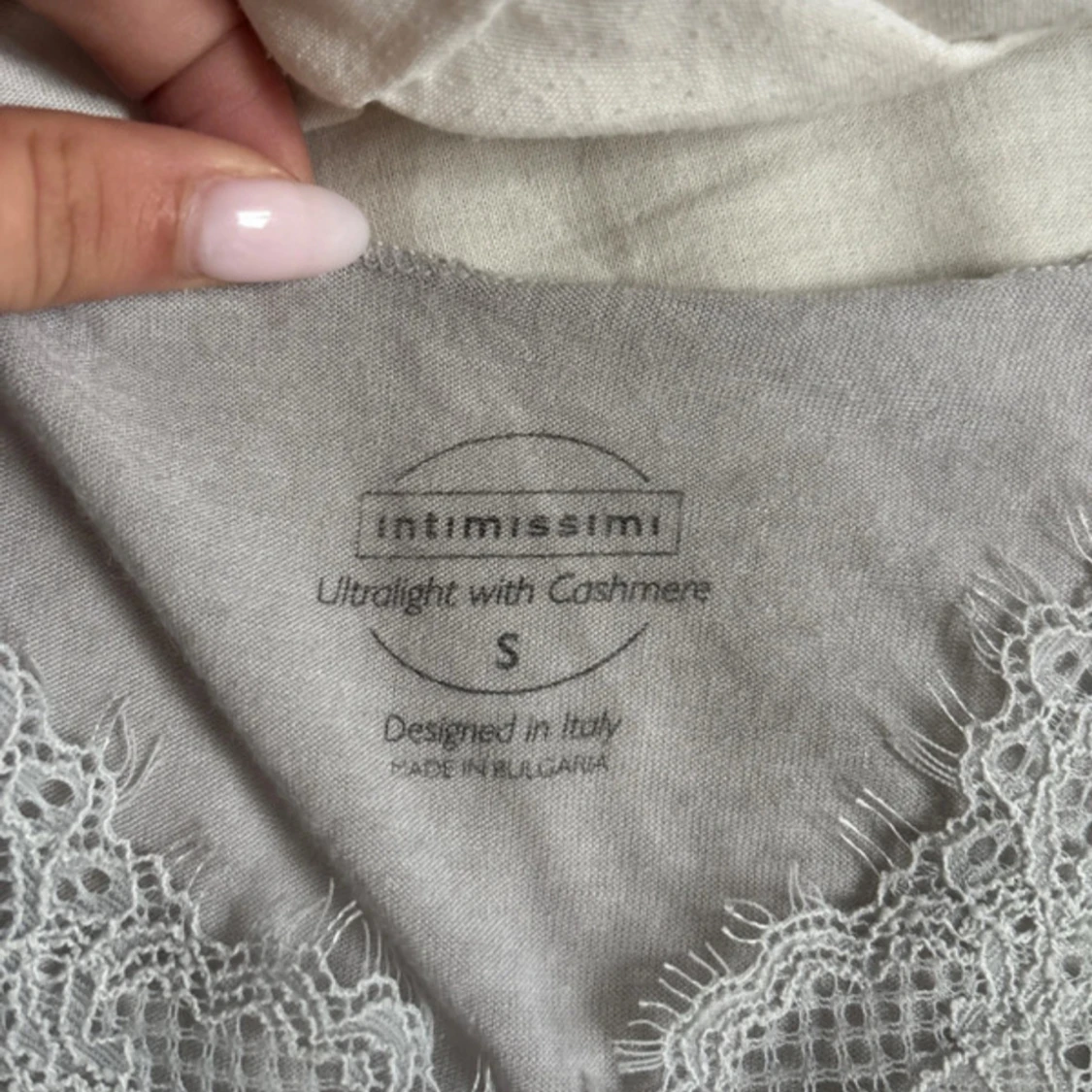 Ljusgrå spetsdetaljerad tröja Intimissimi - 1