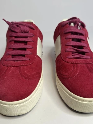 Valentino Rockstud sneakers röd/vit - Snygga Valentino flycrew i snygg röd färg i ganska bra skick några nitar borta | ÄKTA | kvitto finns ej
