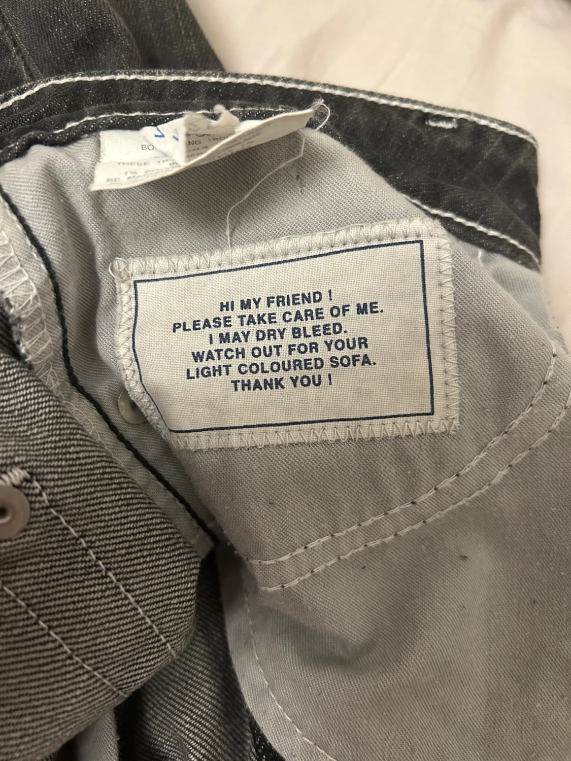 Grå jeans med slitningar och broderi - 3