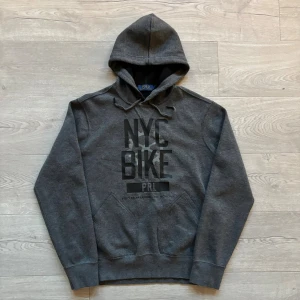 Ralph Lauren Hoodie - Riktigt snygg Ralph Lauren Hoodie i toppskick. Storlek M men passar även S. Tveka inte ställa frågor vid intresse🙌