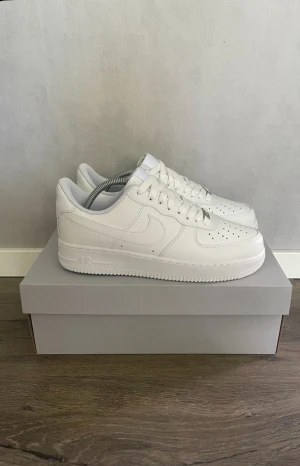 Nike Air Force 1 - Säljer ett par helt nya Nike Air Force 1 i klassiskt vitt, storlek 42,5. Skorna är oanvända, fortfarande i originalkartong, och i perfekt skick. storlek: 42,5. Skick: Helt nya, aldrig använda. Ingår: Originalkartong och kvitto. Nypris: 1499 kr. Mitt pris 999 kr   Hör av dig vid intresse!