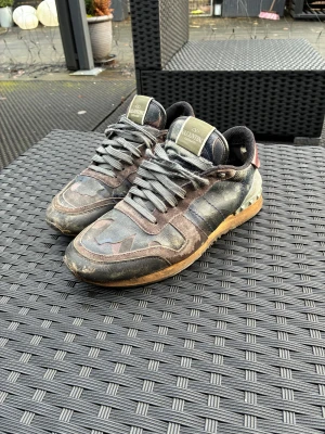 Säljer min Rockrunners, skorna är i bra skick. - Säljer min rockrunners i storlek 41, skorna är i bra skick, ett litet hål i skon på höger skon men inget som syns eller är till besvär. Väldigt sköna skor. 