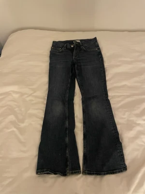 Bootcut jeans mörkblå - Säljer ett par  jeans i mörkblå tvätt från Gina tricot, med bootcut passform. 
