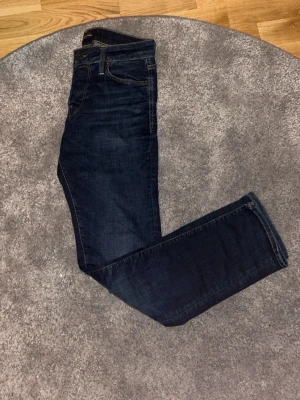 Jack & Jones Glenn Slimfit jeans - blå - Riktigt feta Jack and Jones jeans. Säljer för de är för små för mig. Kan lösa gratis frakt. Inget fel på jeansen.
