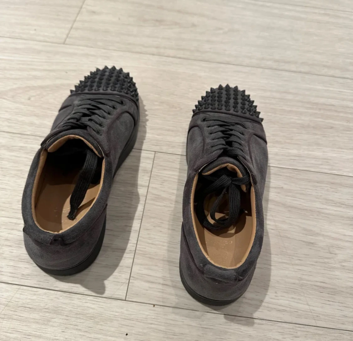 Mörkgrå mocka sneakers med nitar - 1