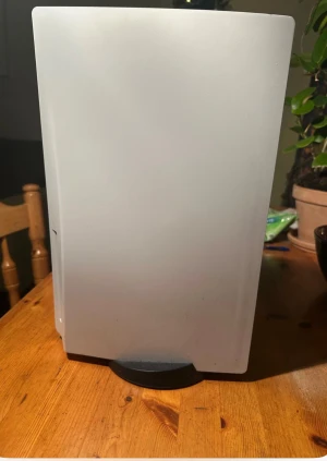 PlayStation 5, 825GB - PlayStation 5 disc Edition – 825 GB – 4 000 kr Säljer min PS5 disc Edition i gott skick. Konsolen fungerar felfritt och är väl omhändertagen. Perfekt för dig som spelar disc spel. Ingår: PlayStation 5 disc Edition (825 GB) Strömkabel HDMI-kabel ⚠️ Handkontroll ingår ej Pris: 4 000 kr Kan hämtas eller skickas efter överenskommelse. Skriv vid intresse eller frågor.