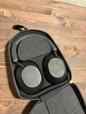 Sony WH-1000XM5 - Sony WH-1000XM5 trådlösa over-ear hörlurar med aktiv brusreducering. Levereras med original fodral. Hörlurarna är i gott skick, med mindre ytliga märken på kåporna. Perfekt för musik, resor och arbete tack vare lång batteritid och hög komfort.