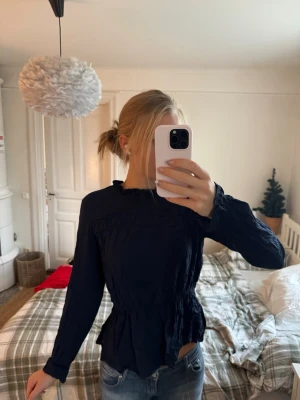 Fin blus från Donner  - Säljer denna blus som nu är för liten för mig (därför sitter den lite konstigt på +rynkorna). Det är en stilren tröja man kan ha till allt 