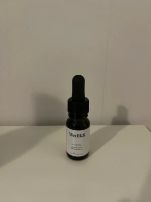Medik8 C-Tetra Vitamin C Serum - Medik8 C-Tetra är ett ansiktsserum med vitamin C. Ska ge glow och lyster till huden. Flaskan rymmer 8 ml och har en stilren vit etikett. 30 ml av detta serum kostar 575kr. Pris går att diskuteras!
