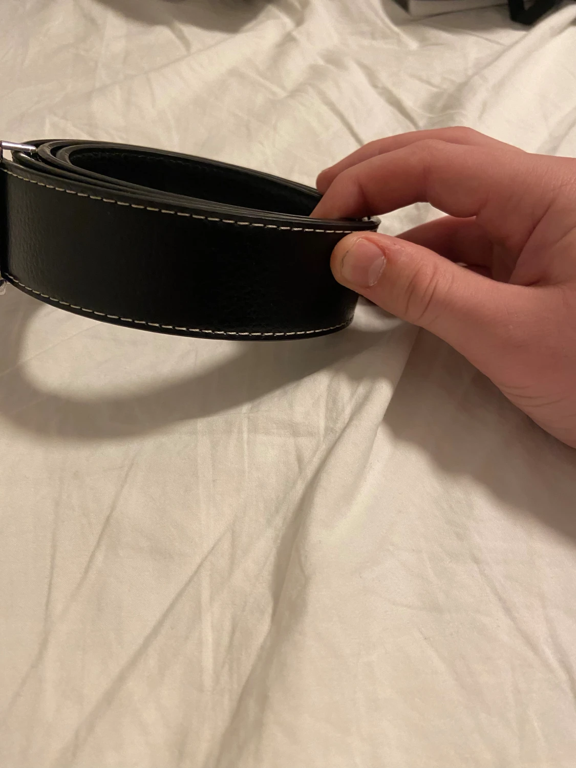 Svart skärp med H-spänne i skinn - 1