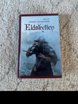 Eldskytten - Följ med till Visby år 1361 där mysterier och dramatik väntar! Eldskytten bjuder på spänning, historiska miljöer och en stad full av intriger. Perfekt för dig som gillar deckare med medeltida twist och vill upptäcka Gotlands mörka hemligheter.