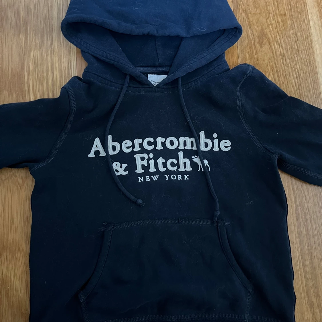 Mörkblå hoodie från Abercrombie & Fitch