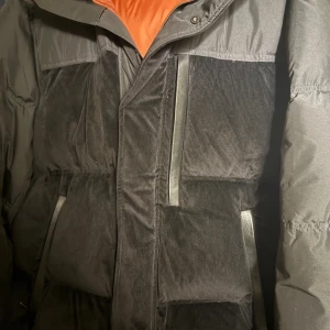 Ermenegildo Zegna jacka - En väldigt fin zegna jacka med päls krage i svart färg. Använd men i väldigt bra skick och är väldigt varm. Luvan är avtagbar. Kvitto finns tyvärr inte. Storlek 54 vilket motsvarar XL. Vid frågor kontakta mig! 