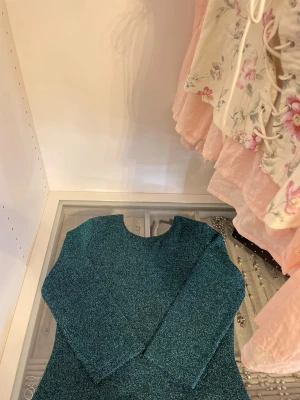 Glittrig klänning  - Turkos glittrig kortklänning, perfekt till nyår! Passar storlek S. 