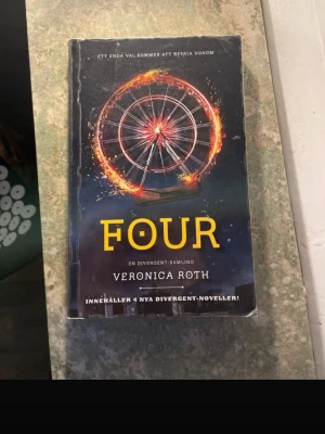 Four: En Divergent-samling - Upptäck fyra nya Divergent-noveller och exklusiva scener från den populära trilogins värld! Perfekt för dig som älskar spänning, framtidsvisioner och starka karaktärer. En bok som tar dig djupare in i Divergent-universumet och passar både fans och nya läsare.