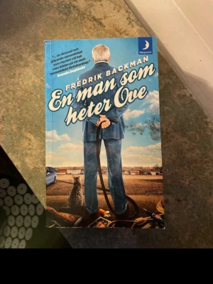 En man som heter Ove - En man som heter Ove är en humoristisk och hjärtevärmande roman om kärlek, vänskap och livet i ett svenskt radhusområde. Perfekt för dig som gillar roliga, gripande berättelser med både skratt och känslor. En modern klassiker som har blivit film och älskas av unga vuxna.