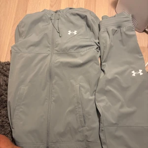 Under armour dress - Storleken är XS men är som S inproncip samma längd ba lite tightare vid midjanPerfekt inför hösten, för regn samt vind. Dressen har använts fåtal gånger och kan gå ner i pris vid snabbaffär