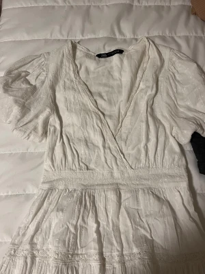 Zara klänning - Säljer nu min vita klänning från Zara som har blivit för kort och för liten. Jättefin sommarklänning i storlek S. Skriv vid fler frågor eller funderingar💕
