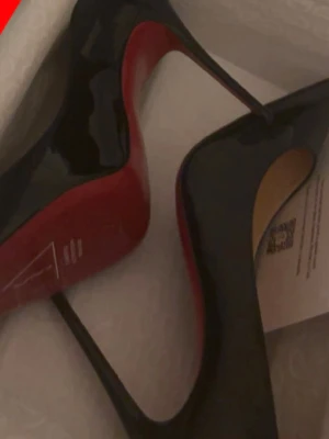 Loubitines,Svarta lackpumps med röd sula - Säljer ett par ikoniska svarta pumps från Christian Louboutin med glansig lackyta och klassisk röd sula. Skorna har spetsig tå och hög klack, vilket ger en riktigt snygg och edgy look. Perfekta för dig som vill sticka ut med stil. Dom har helt nya aldrig haft dom ute bara hemma, fick som present men var för stora. Kostar igentligen 8000 kr. Pris kan diskuteras 
