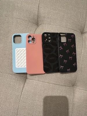 Mobilskal iPhone 12 Pro Max  - 4 stycken super snygga mobilskal, dom är i jätte bra skick och nästan helt oanvända alltså inga synliga tecken på slitage💕
