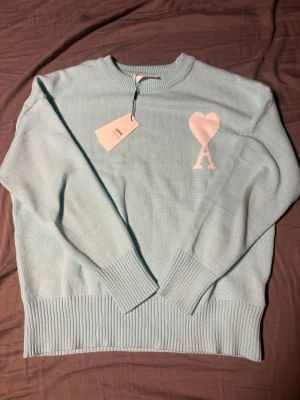 Ljusblå stickad tröja från Ami - • OBS, enbart använd under bilderna till annonsen annars helt oanvänd