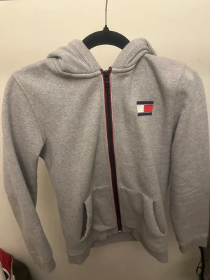 Tommy hilfilger - Säljer grå Tommy hilfilger i storlek S