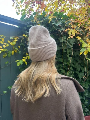 Mocka mössa med satin - Vi är ett UF-företag som säljer stickade mössor med innertyg av satin som bevarar fukten i håret/motverkar friss och håller frisyren på plats✨Dessa mössor passar både killar/tjejer. Mössorna finns i flera färger i vår profil. Kontakta oss vid frågor💕