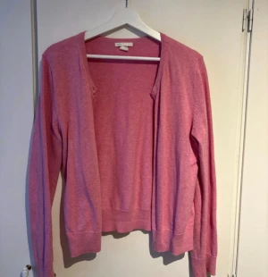 Rosa kofta från H&M Basic, storlek L - Säljer en enkel och snygg rosa kofta från H&M Basic i storlek L. Koftan har lång ärm, ribbade muddar och är tillverkad i mjuk bomullsmix. Har själv XS/S vanligtvis och denna sitter perfekt. Köpt för länge sedan och använts mycket
