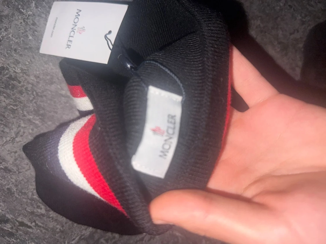 Svart Moncler mössa med ränder - 2