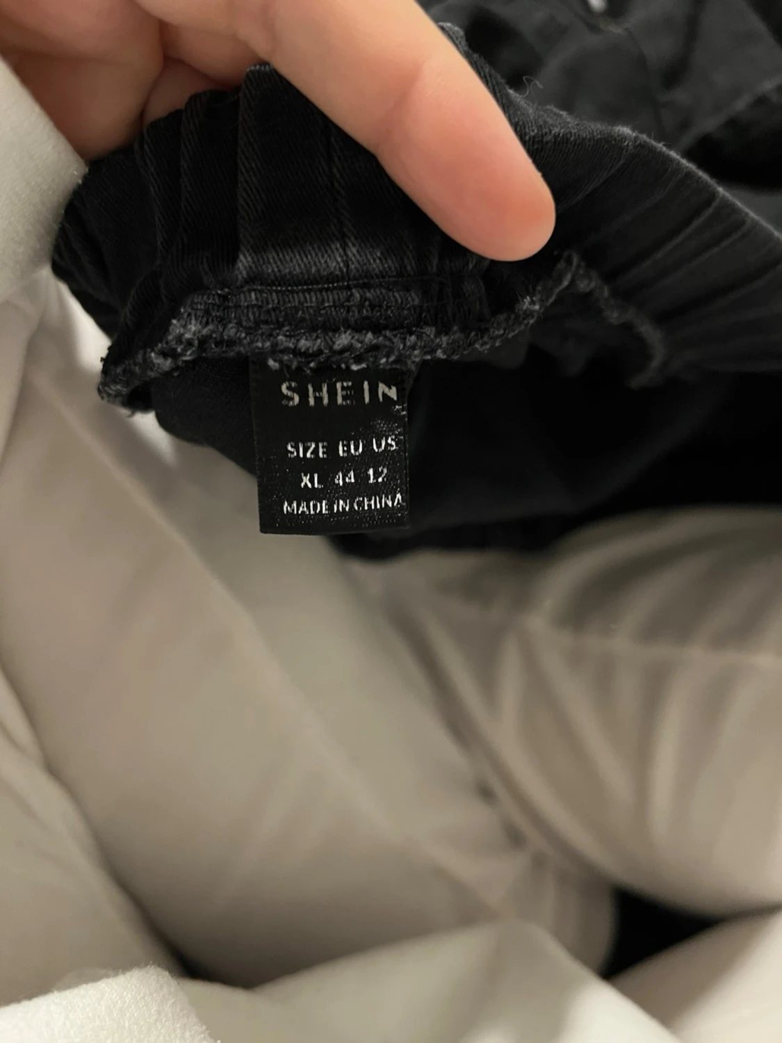 Svarta shorts med kedjor från SHEIN - 3