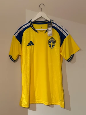 Sverige Tröja 25/26 - Helt ny Sverige tröja säljes, helt ny aldrig använd. Perfekt nu inför VM 2026. Det är den nya hemma tröjan som lanserades November 2025, och är den officiella tröjan under året 2026!