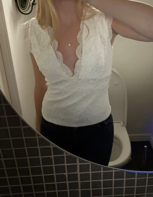 Somrig topp - Söt topp med fina blommiga detaljer 🌸 Toppen är köpt på Shein och är aldrig använd! Den är inte genomskinlig på framsidan🥰