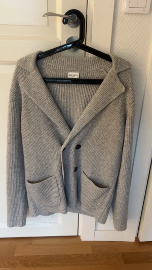 John henric kofta - Säljer en sjukt snygg john henric kofta från förra årets kollektion den kom aldrig till användning så skicket är 10/10 just då den aldrig passade mig riktigt! Storlek är S och priset är 899kr (1500kr nypris)
