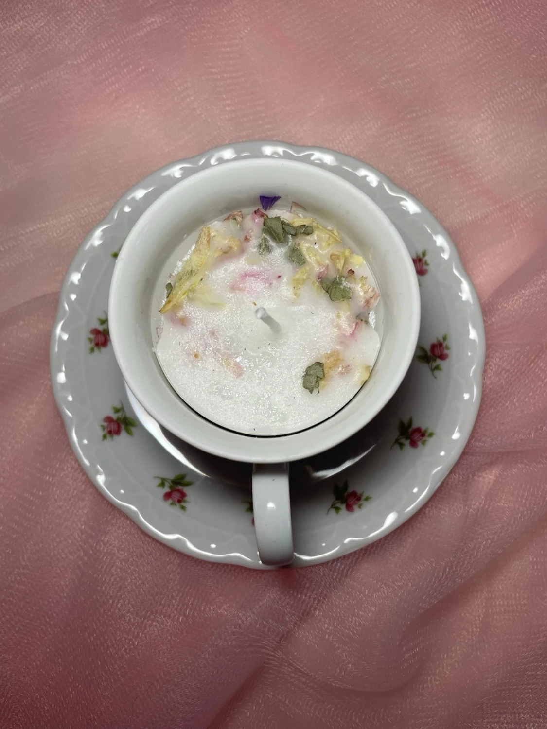 Doftljus i en tekopp i en vit färg med rosa blommor, med torkade blommor på nr 1 - 4