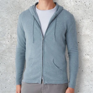 Luca Faloni Kashmir Zip Hoodie | M - Luca Faloni 100% cashmere zip 🇮🇹| storlek L men sitter som M | Färgen syns dåligt på bilderna men bäst på första bilden | nypris 4900kr | Väldigt bra skick förutom två fläckar som skyms på bilderna, går dock att tvätta bort! |